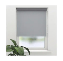 Graue Fensterrollos im Fensterrahmen