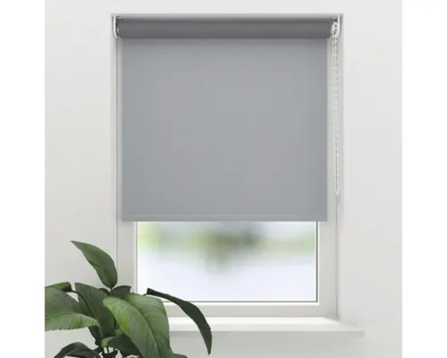 Graue Fensterrollos im Fensterrahmen