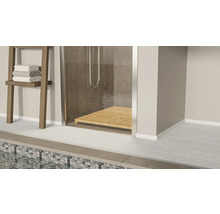 Badezimmer mit Dusche, Holzrost und Handtuchhalter