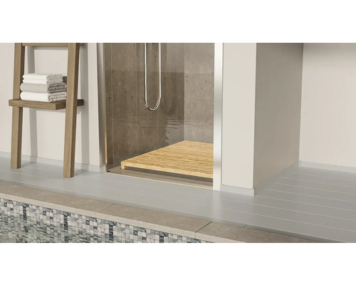 Badezimmer mit Dusche, Duschhocker, Handtüchern und Handtuchleiter