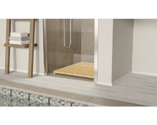 Badezimmer mit Dusche und Handtuchleiter