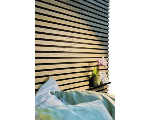 Schlafzimmer mit Wandpaneelen, Nachttisch und Bett