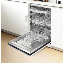 Geöffneter Geschirrspüler mit mehreren Spülkörben in einer modernen Küche