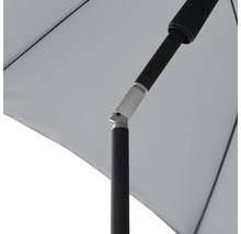 Detailansicht eines Sonnenschirms mit schwarzem Gestell und verstellbarem Gelenk.