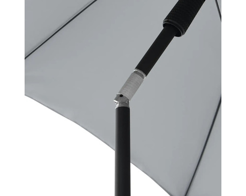 Detailansicht eines Sonnenschirms mit schwarzem Gestell und verstellbarem Gelenk.