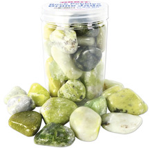 Grüne Jade Zierkiesel im Behälter