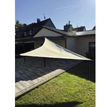 Segeltuch-Sonnenschutz auf einer Terrasse mit Gartenbereich