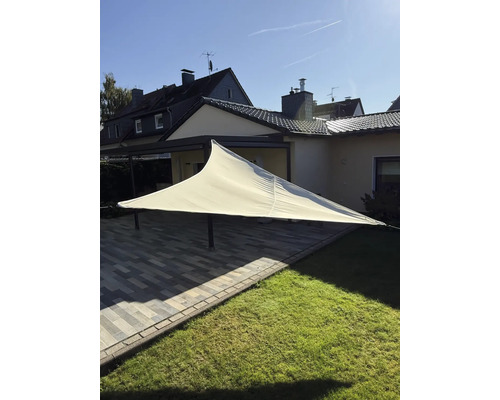 Segeltuch-Sonnenschutz auf einer Terrasse mit Gartenbereich