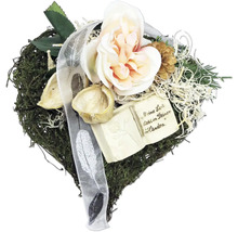 Herzförmiges Trauergesteck mit Rosen, Federn und Gedenkschild
