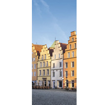 Historische Gebäude mit Giebeldächern und Außengastronomie