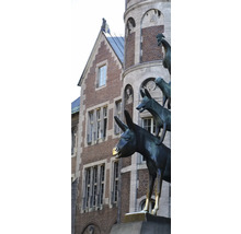 Statue der Bremer Stadtmusikanten vor einem Gebäude.