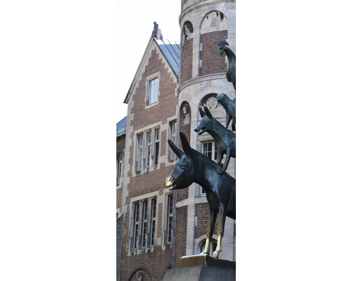 Duschrückwand SCHULTE DecoDesign Bremen links Bremer Stadtmusikanten 255 x 100 cm D190102523 8141 Statue der Bremer Stadtmusikanten vor einem Gebäude.