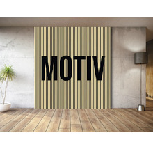 Dekoratives Wandbild mit dem Wort Motiv in einem modern eingerichteten Raum