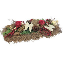 Gesteck mit Rosen, Tannenzapfen, Beeren und Engelsfiguren