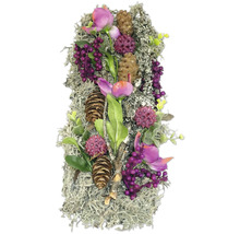 Dekoration mit Zapfen, Beeren und künstlichen Blumen