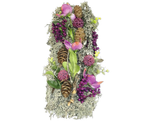 Dekoration mit Zapfen, Beeren und künstlichen Blumen