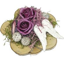 Gedenkgesteck mit Rosen und Engelsflügeln auf Holzscheiben