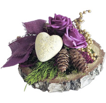 Blumengesteck mit Rosen, Herz und Tannenzapfen auf Holzscheibe
