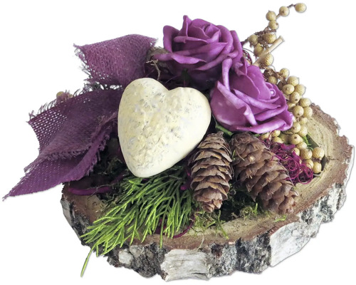 Blumengesteck mit Rosen, Herz und Tannenzapfen auf Holzscheibe