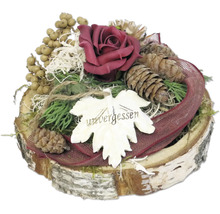 Gesteck mit Rose, Tannenzapfen, Beeren und einem Holzschild mit der Aufschrift 'unvergessen'.