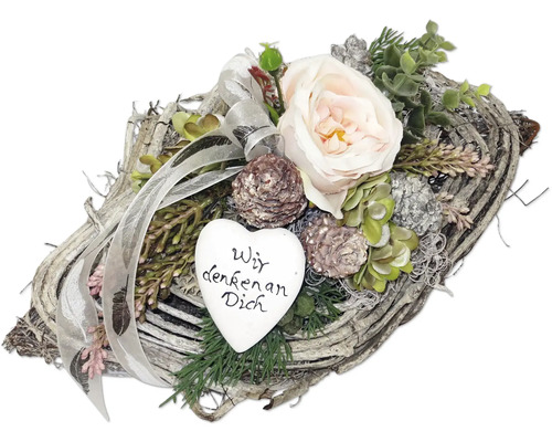Gesteck mit Rose, Tannenzapfen und Herz mit der Aufschrift Wir denken an Dich