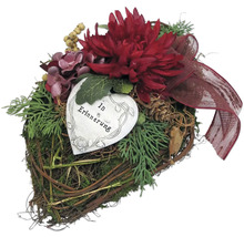 Gesteckherz mit Aufschrift 'In Erinnerung', Blumen und Schleife