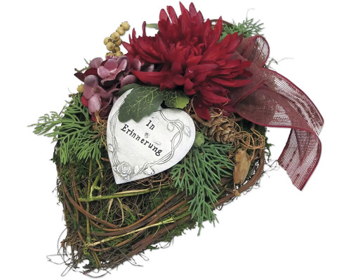 Grabgesteck Rebenraute mit Chrysantheme rot L ca. 34 cm B ca. 19 cm H ca. 14 cm Gesteckherz mit Aufschrift 'In Erinnerung', Blumen und Schleife