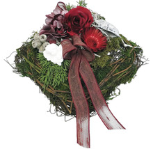 Gesteck mit Rosen, Schleife und Tannengrün