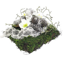 Gesteck mit Engel, Blüten, Tannenzapfen, Moos und Zweigen als Tischdekoration