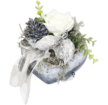 Herzförmiges Gesteck mit Rose, Tannenzapfen und Schleife