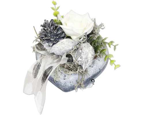 Herzförmiges Gesteck mit Rose, Tannenzapfen und Schleife
