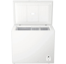 Offene weiße Gefriertruhe mit Körben