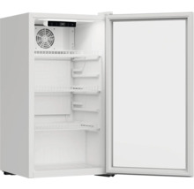 Offener Getränkekühlschrank mit Regalen