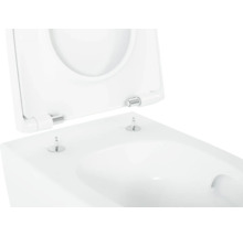 Detailaufnahme einer Toilette mit offenem Toilettendeckel