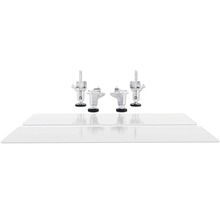 Sanitärinstallationselemente auf glänzendem Untergrund