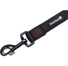 Beeztees Logo auf einer schwarzen Hundeleine mit Karabinerhaken