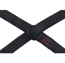 Kreuzung von zwei schwarzen Textilbändern mit einem Ring