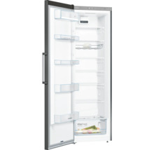 Geöffneter Kühlschrank mit mehreren Ablagen und Gemüsefach