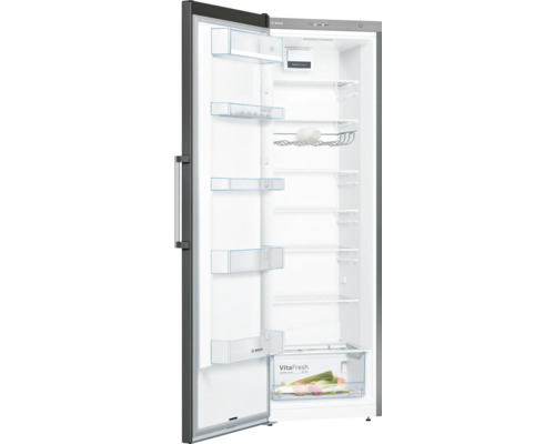 Geöffneter Kühlschrank mit mehreren Ablagen und Gemüsefach