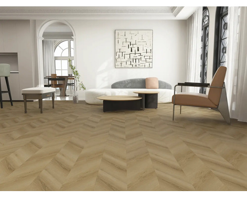 Heller Raum mit Fischgrätparkett, Sofa, Sessel und Kunstwerk