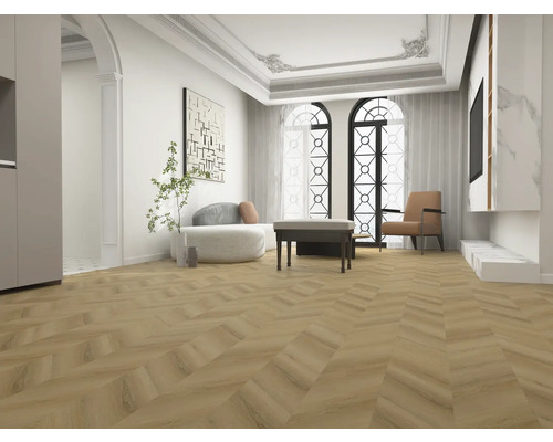 Heller Wohnraum mit Fischgrätparkett, Sitzmöbeln und dekorativen Elementen