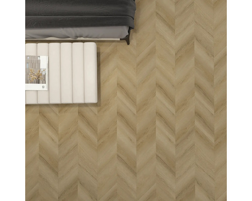 Zimmer mit Fischgrätenmuster Bodenbelag, Bett und Hocker