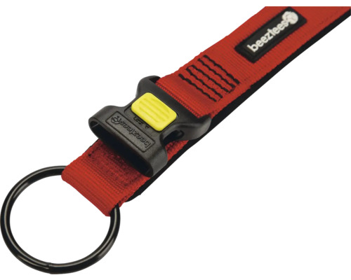 Beetztlees Logo auf rotem Hundegeschirr mit Schnalle und Ring