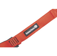 Detailansicht eines Textil-Hundegeschirrs mit dem Beeztees Logo.