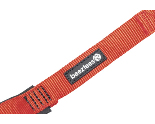 Detailansicht eines Textil-Hundegeschirrs mit dem Beeztees Logo.
