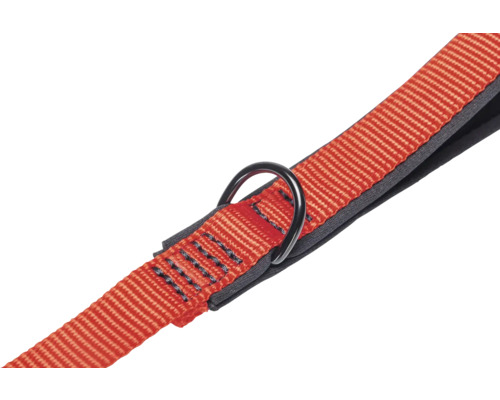 Detailansicht eines roten Textil-Hundegeschirrs mit Metallring