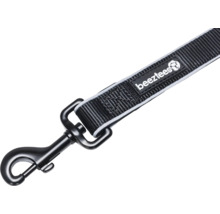 Schwarze Hundeleine mit Karabinerhaken und Beeztees Logo