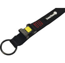 Beeztees Logo auf schwarzer Hundeleine mit Ring und Verschluss