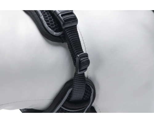 Detailansicht eines schwarzen Hundegeschirrs mit verstellbaren Gurten