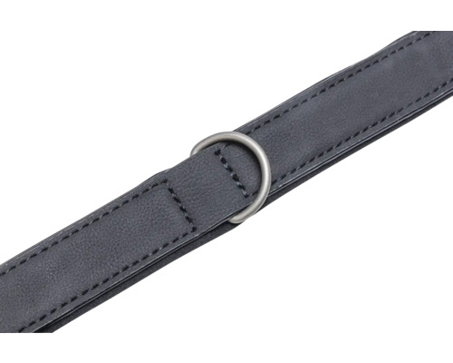 Schwarzer Gürtel mit Metallring